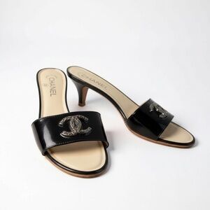 CHANEL Black Patent Leather Kitten Heels with CC logo. Size 38.5.